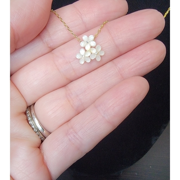 NIB Elegant Mother of Pearl Flower Necklace with Crystals - Picture 7 of 13
